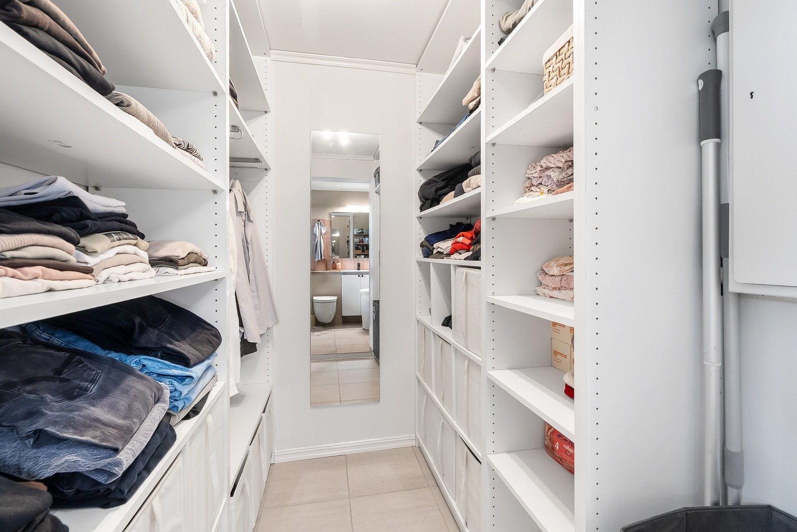 Svært praktisk garderobe- og bodløsning i direkte tilknytning til badet, som gir enkel og funksjonell håndtering av klær, håndduker og oppbevaring i hverdagen. Galleribilde