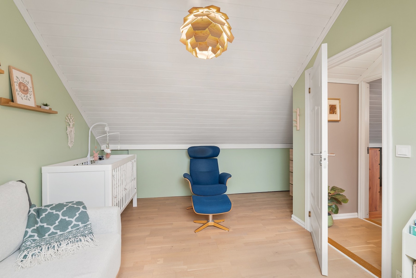 Soverom 2 er av god størrelse med samme gode løsning for lagring Galleribilde