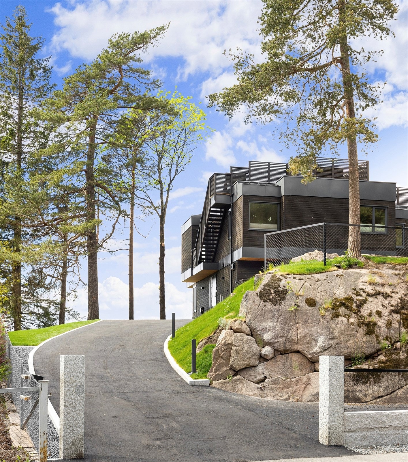 Pent anlagt hageanlegg med drenerende asfalt, granittkantstein, granitt portstopler, belysning og fine gressarealer. Godt med parkeringsplasser til hver enhet! Galleribilde