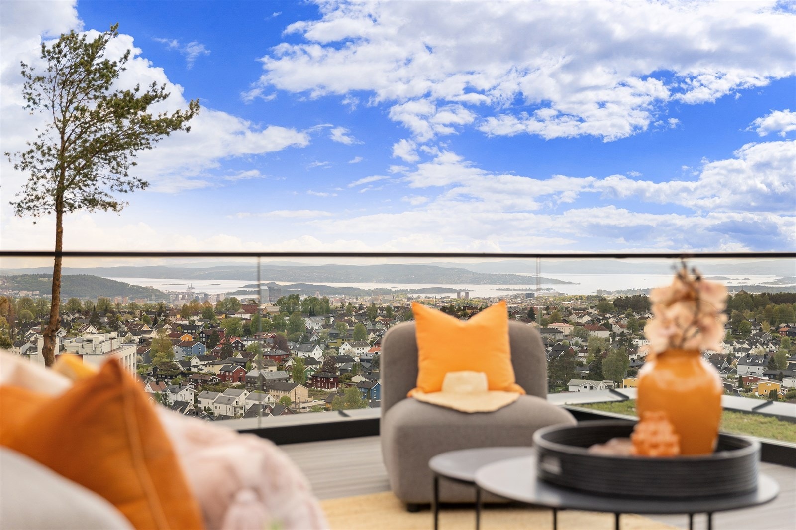 På toppen av bygget finnes denne 70 kvm. store private takterrassen med supre sol-og utsiktsforhold. Her er lagt opp for vann, samt klargjort for jacuzzi om man skulle ønske å kjøpe seg dette. Galleribilde