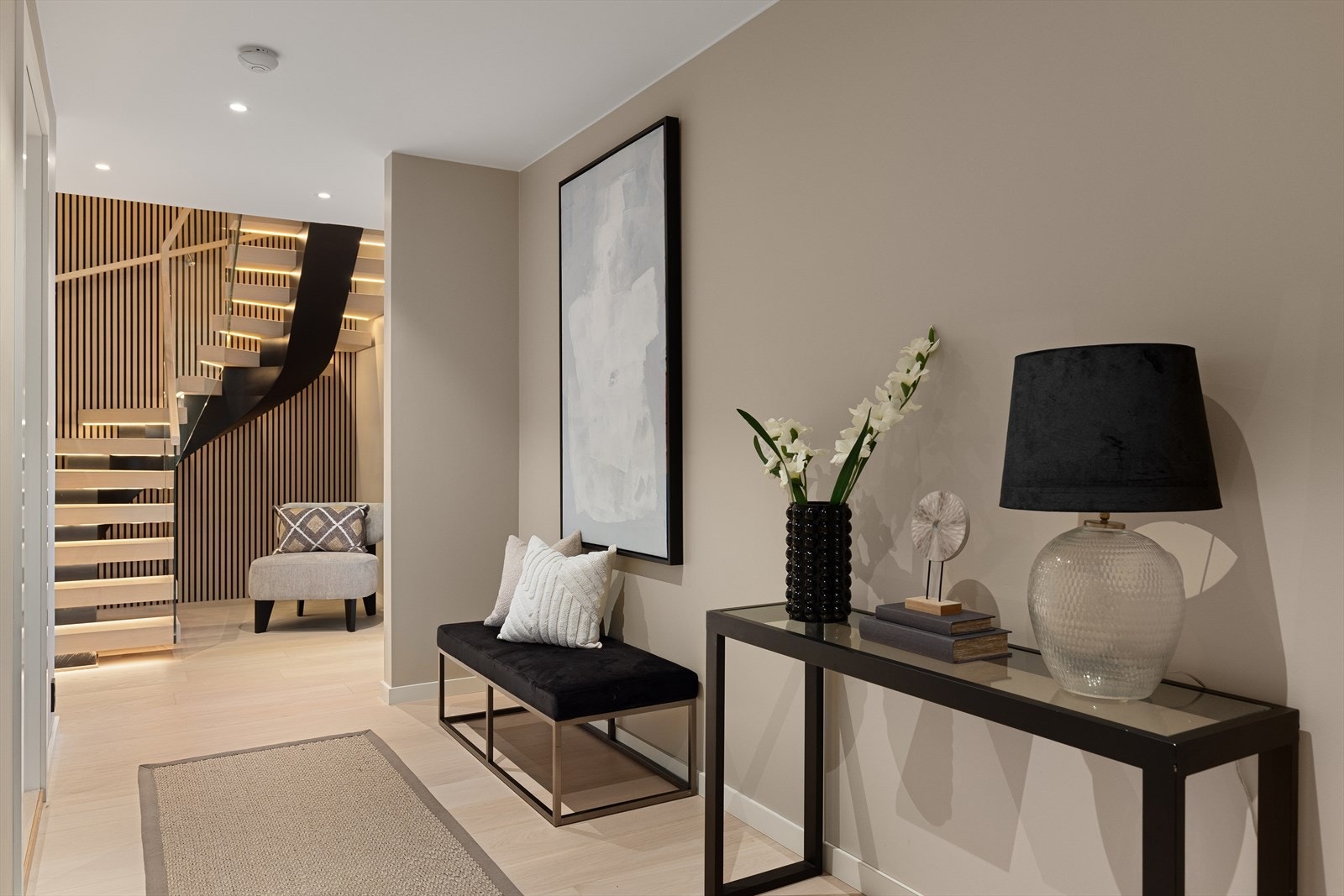 Videre adkomst fra mellomgangen inn til stort og praktisk vaskerom med innredning og en gedigen bod Galleribilde