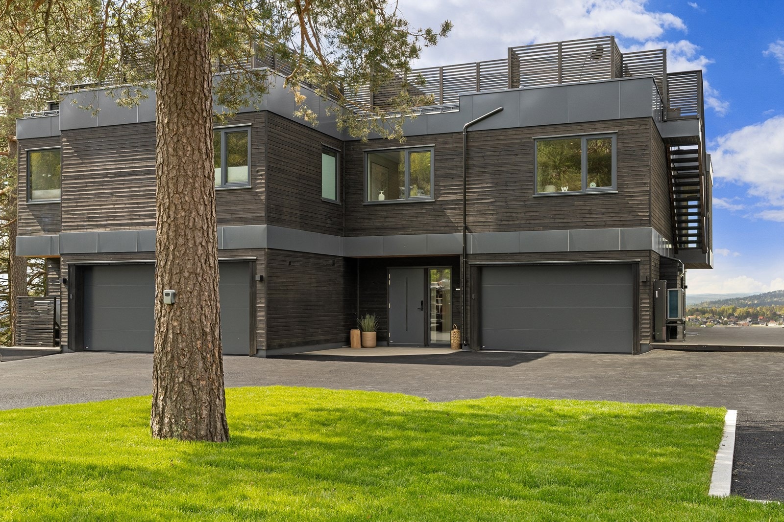 Det er svært praktisk å ha en del av hagen bak huset som her (for eksempelvis barnelek etc.), mens foreldre og gjester nyter utsikten på baksiden Galleribilde