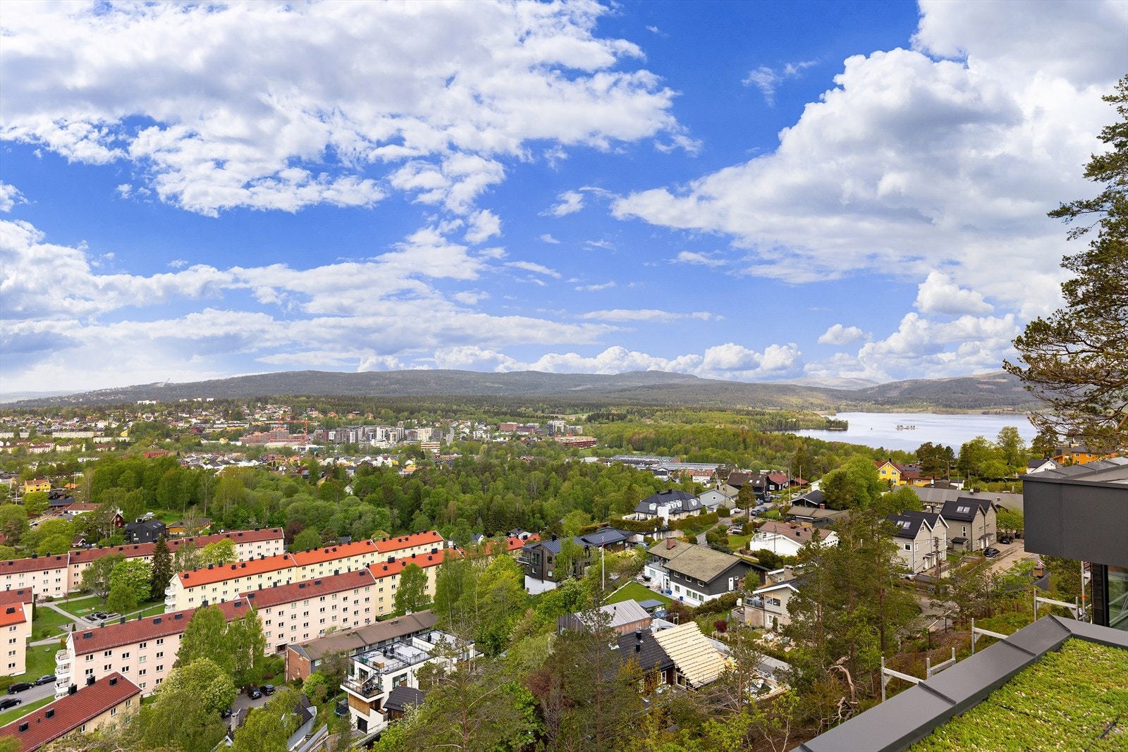 Flott utsikt fra takterrassen mot både syd, vest og nord. Her Maridalsvannet og marka rundt. Galleribilde