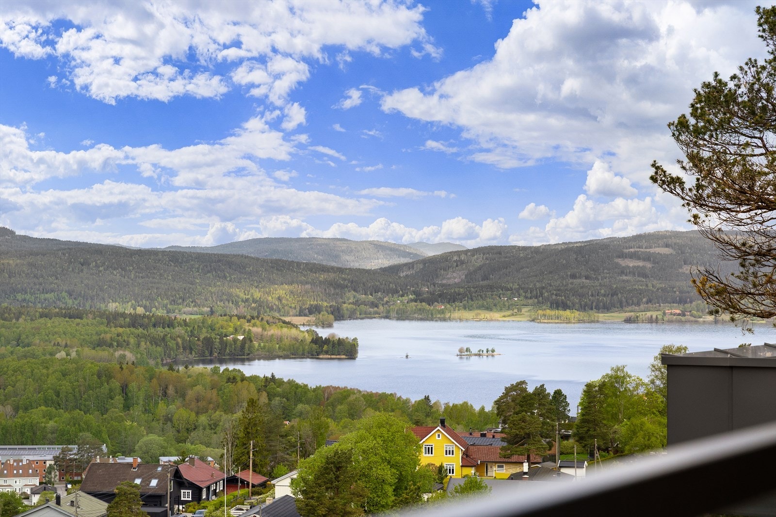 Flott utsikt fra takterrassen mot både syd, vest og nord. Her Maridalsvannet og marka rundt. Galleribilde