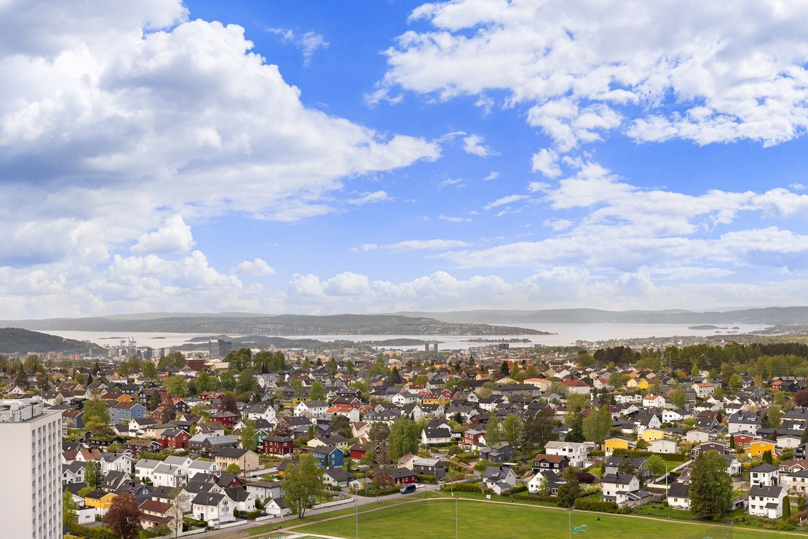 Flott utsikt fra takterrassen mot både syd, vest og nord. Her mot Oslofjorden og byen. Galleribilde