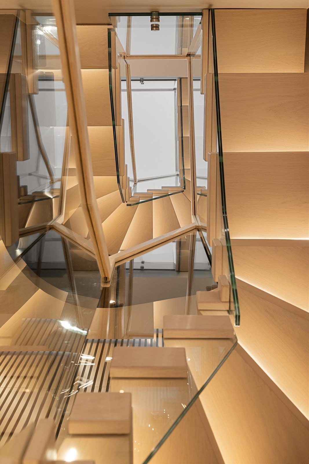 Den rålekre trappen er virkelig et flott blikkfang med sin konstruksjon i tre, stål og glass - inkludert led-belysning Galleribilde