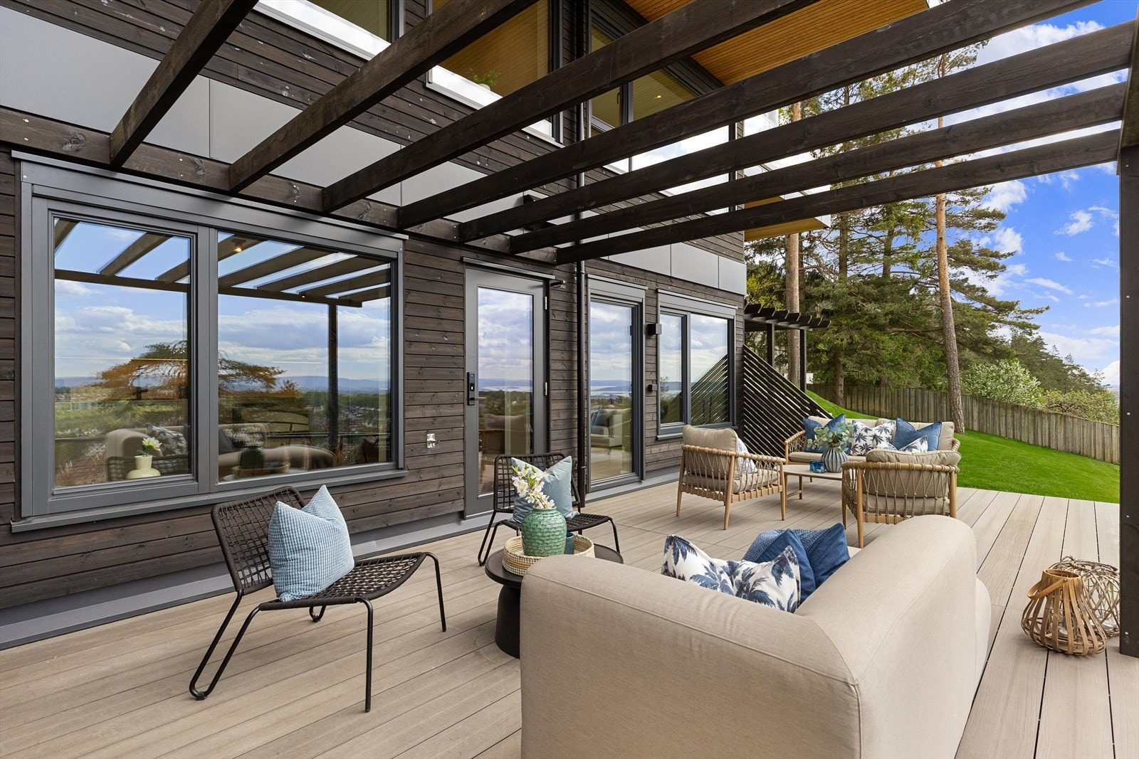Markterrassen rett utenfor hybelen - fantastisk utsikt og pergola-løsning over Galleribilde