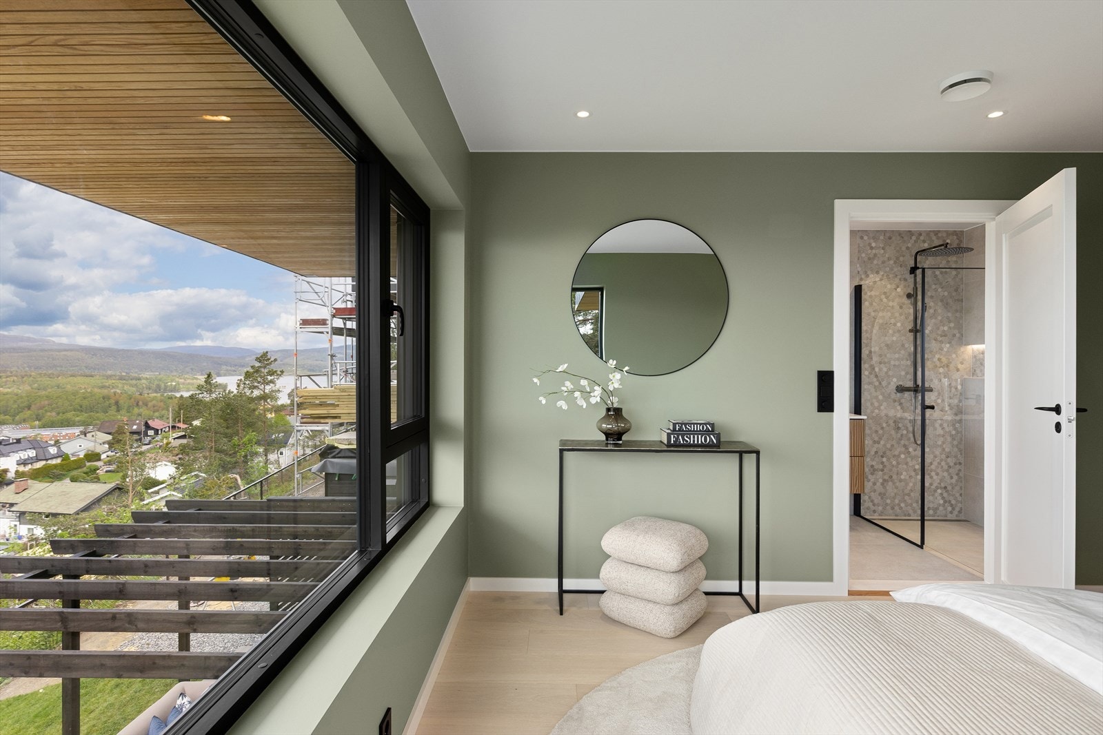 Hovedsoverommet har selvsagt også bad en-suite hvor du kan nyte utsikten like fullt! Galleribilde