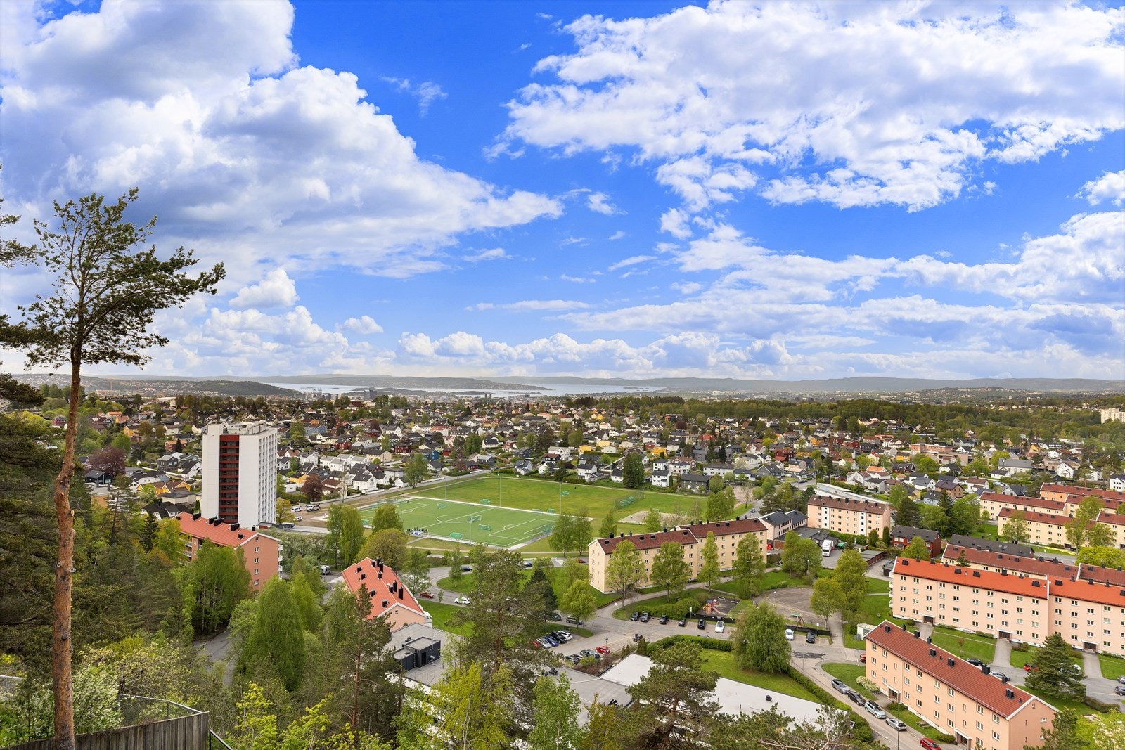 Flott utsikt fra takterrassen mot både syd, vest og nord. Her mot Oslofjorden og byen. Galleribilde