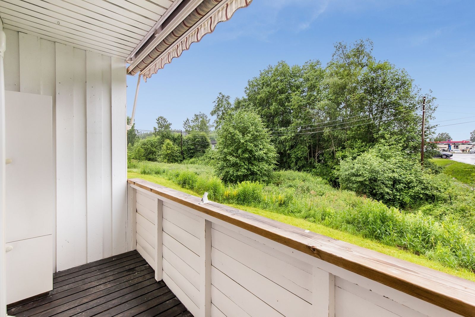 Hyggelig balkong med markise Galleribilde