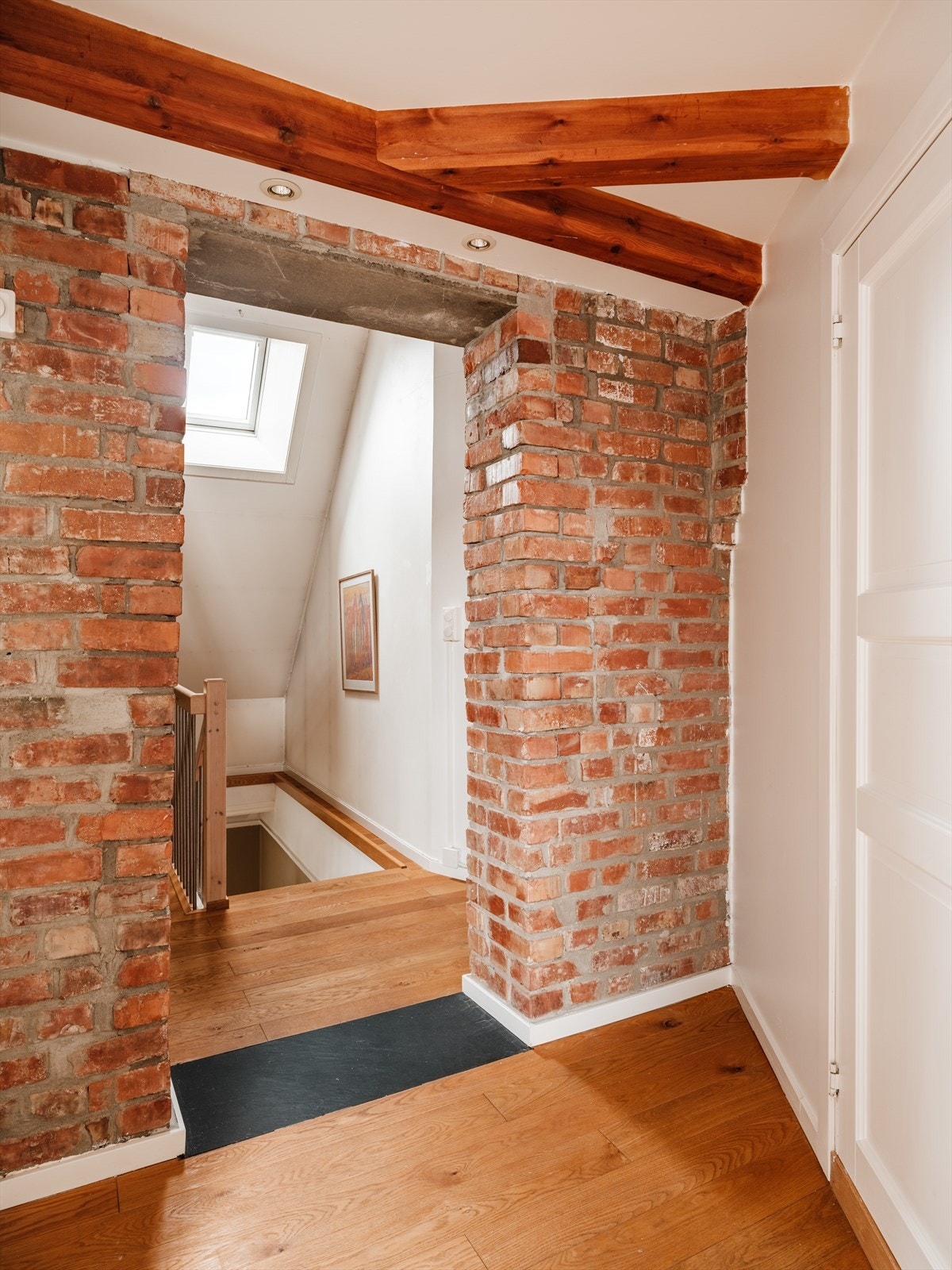 Originale trebjelker og sjarmerende teglstein går igjen i hele boligen. Galleribilde