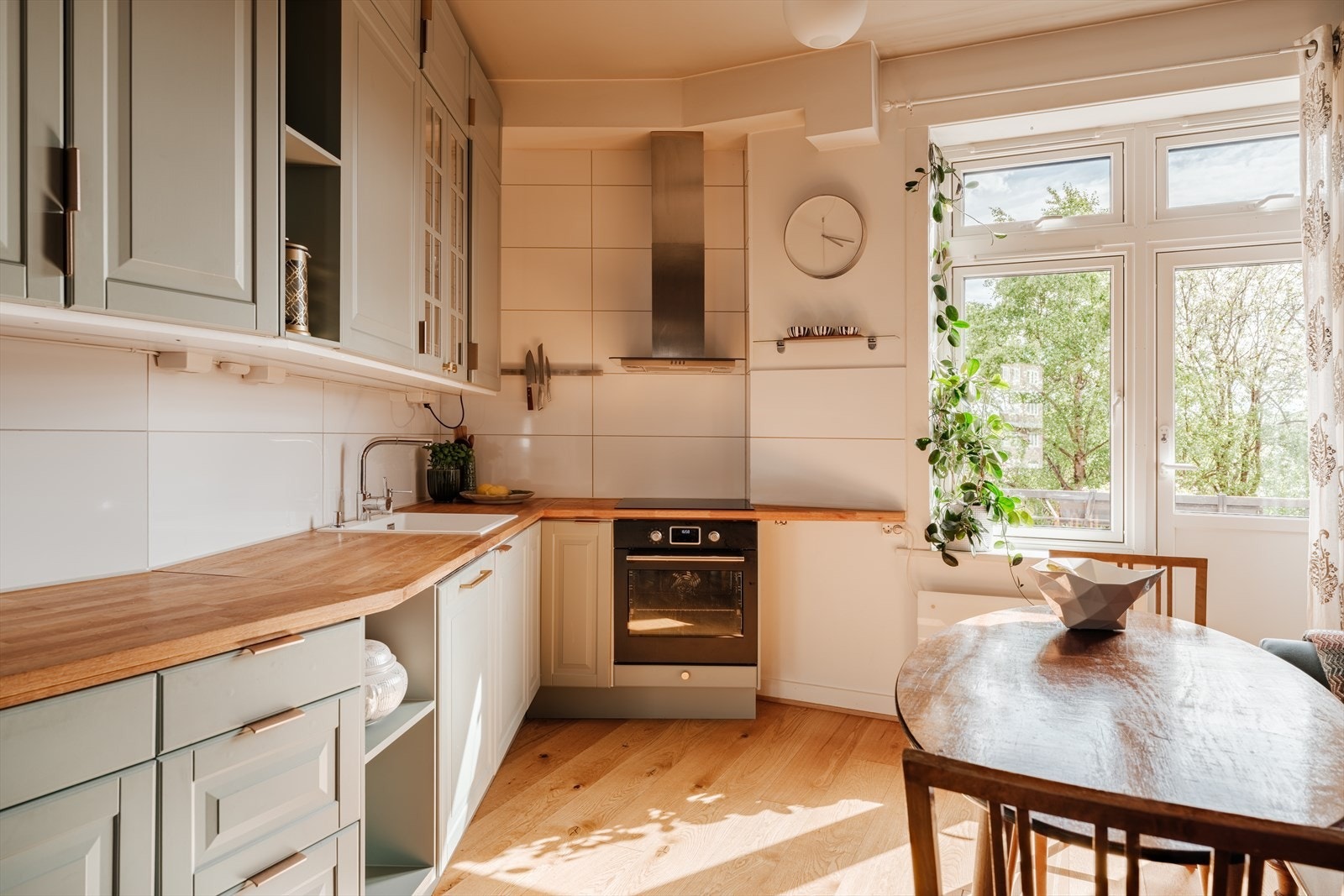 Leiligheten preges av god takhøyde, store vindusflater som slipper inn rikelig med lys, og en gjennomtenkt, romslig planløsning. Galleribilde