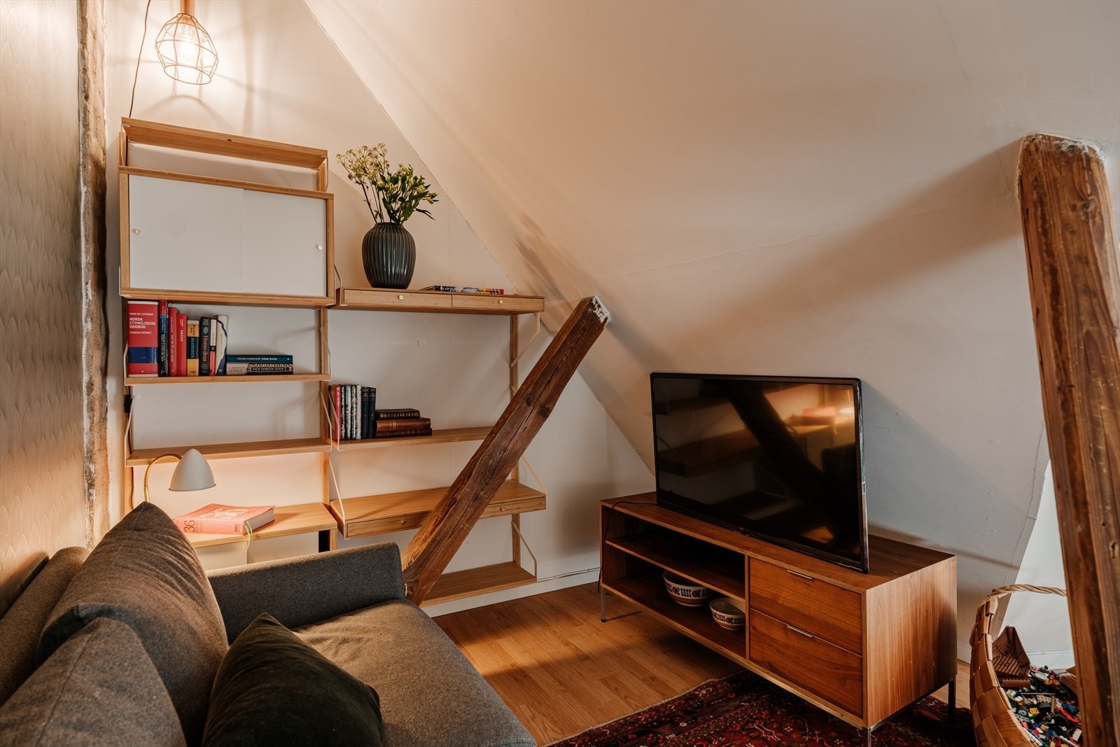 Koselig loftstue med god plass til sofa og TV-møbler. Galleribilde