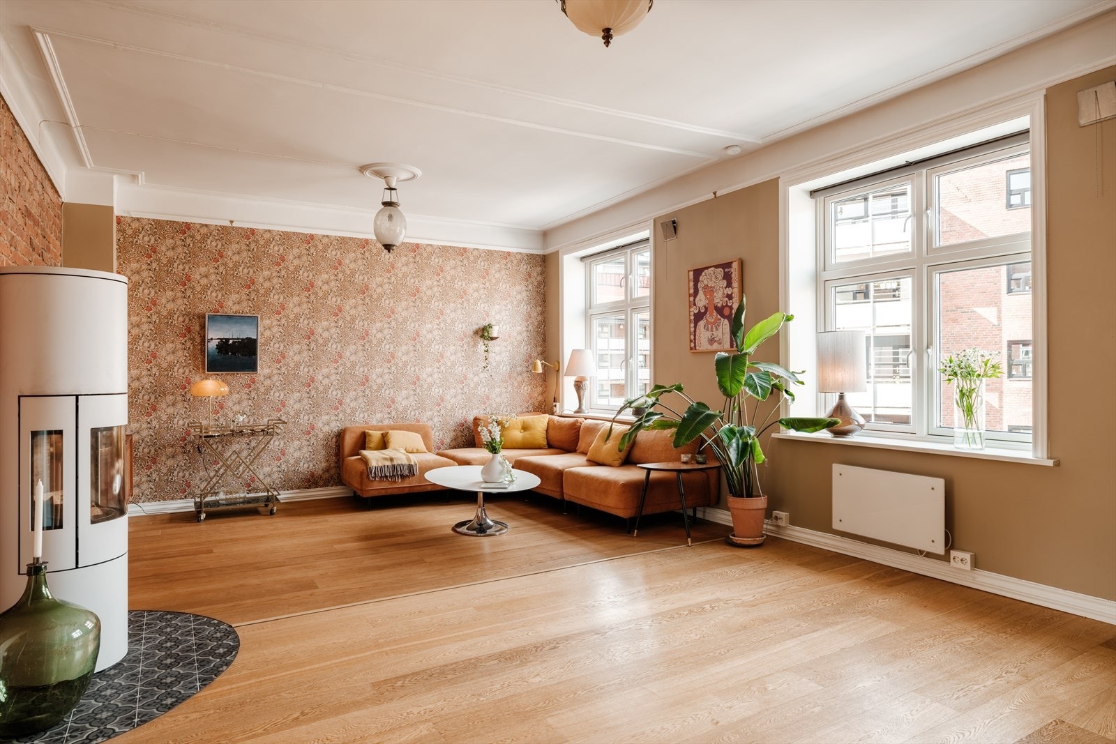 Den lyse og hyggelige stuen har store vindusflater som slipper inn rikelig med dagslys. Galleribilde