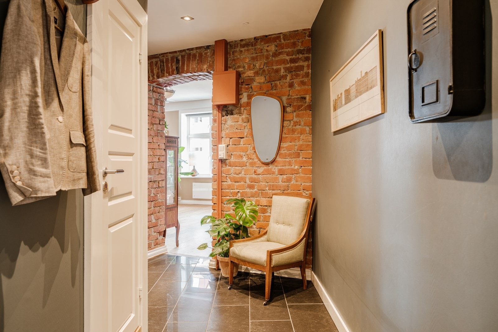 Overflatene er malt i en flott farge, med downlights i taket, praktisk flislagt gulv og en sjarmerende teglsteinsvegg. Galleribilde