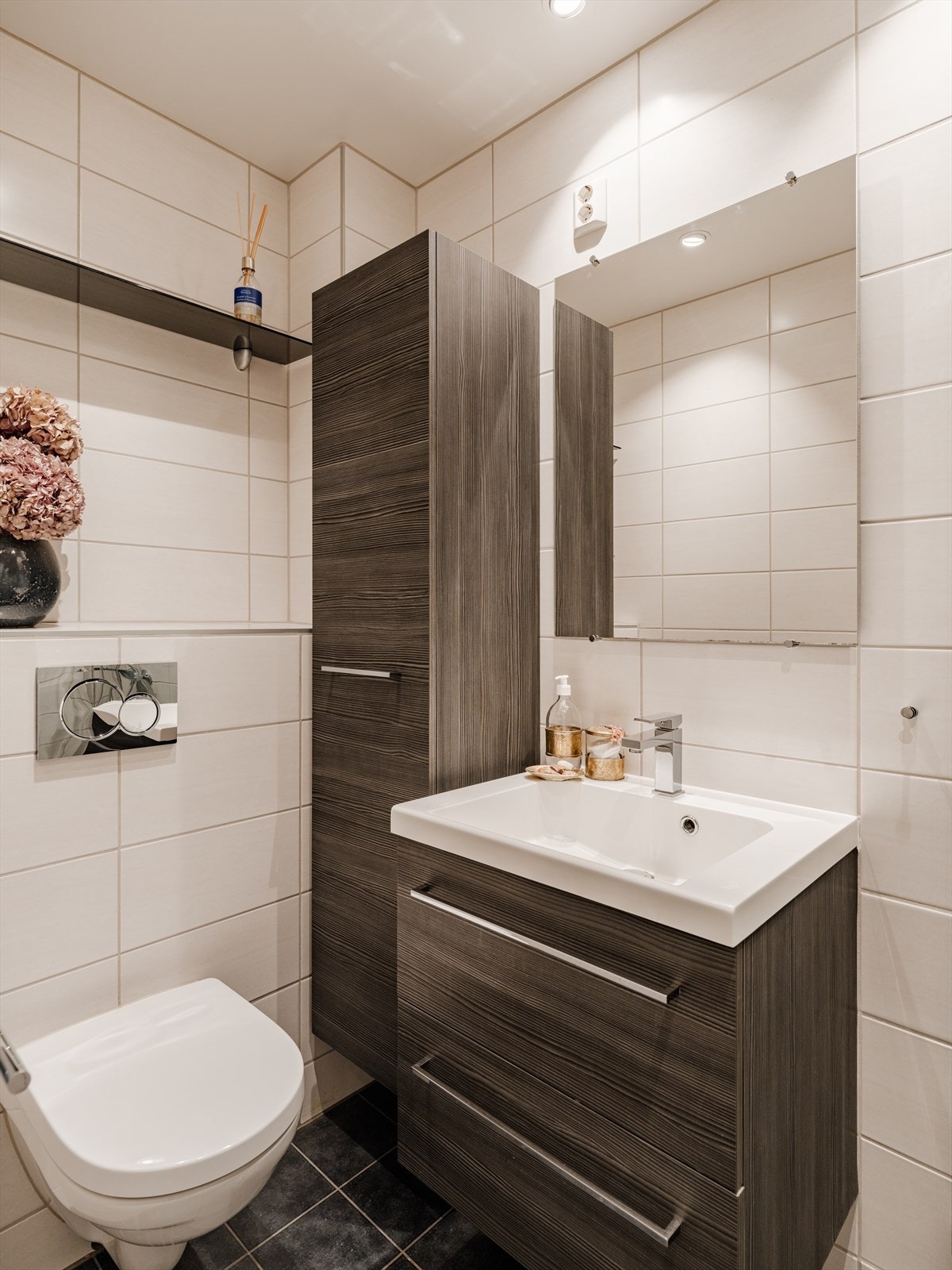 Pent bad med flislagte overflater, downlights i taket og behagelig gulvvarme. Begge badene ble rehabilitert i regi av borettslaget i 2018. Galleribilde