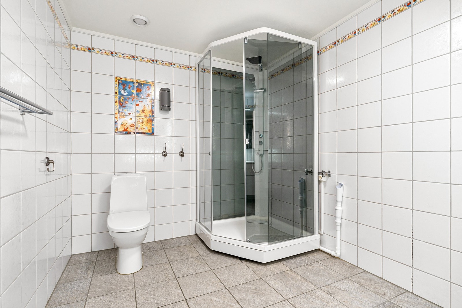 Det er gulvvarme på badet, noe som gir behagelig komfort året rundt. Galleribilde