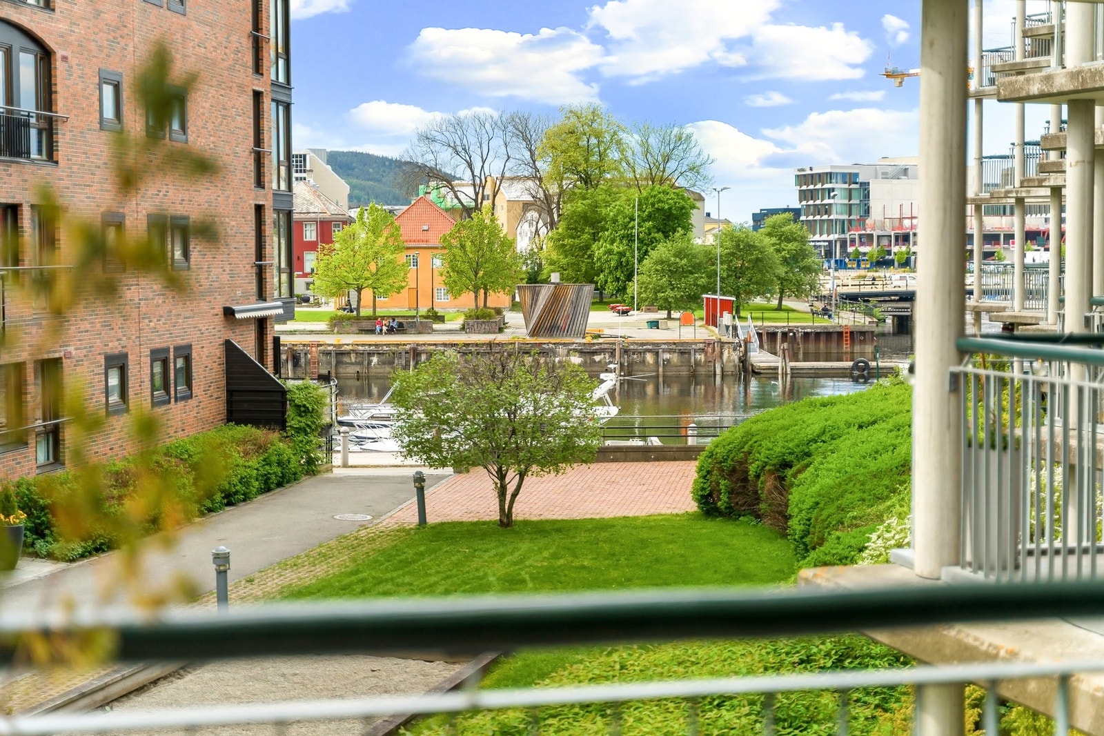 Fra balkongen kan man nyte en fantastisk utsikt mot Nidelva og de flotte omgivelsene. Galleribilde