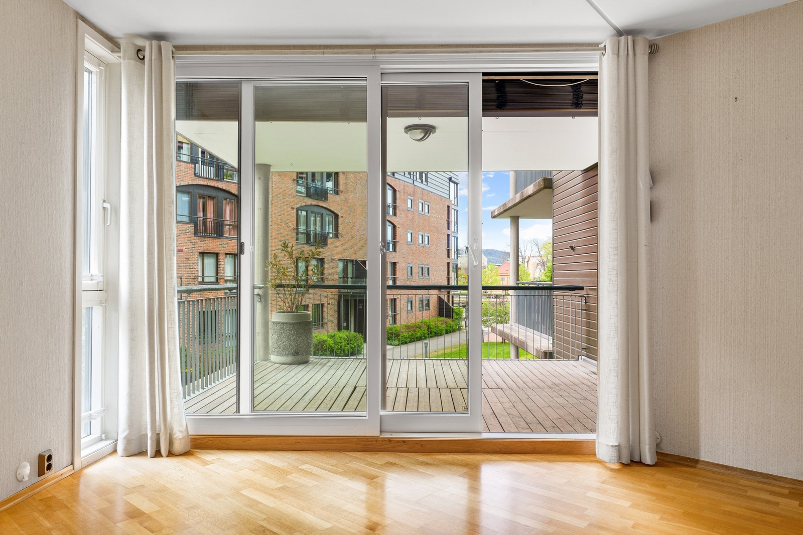 Fra stuen har man direkte utgang til boligens veranda, som fungerer som en naturlig forlengelse av oppholdsrommet. Galleribilde