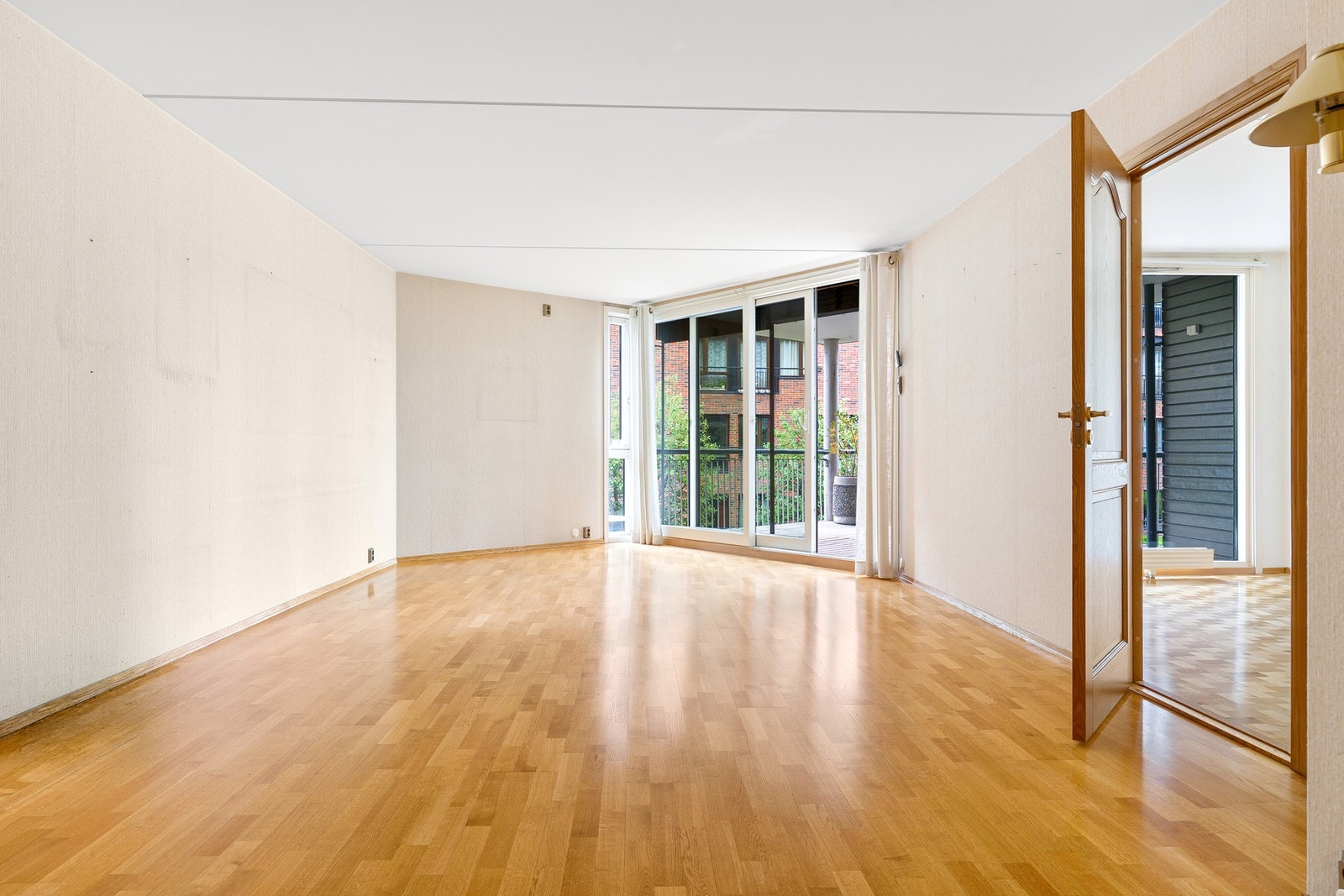 Den romslige stuen byr på gode møbleringsmuligheter og god plass til både sofagruppe og øvrig innredning. Galleribilde