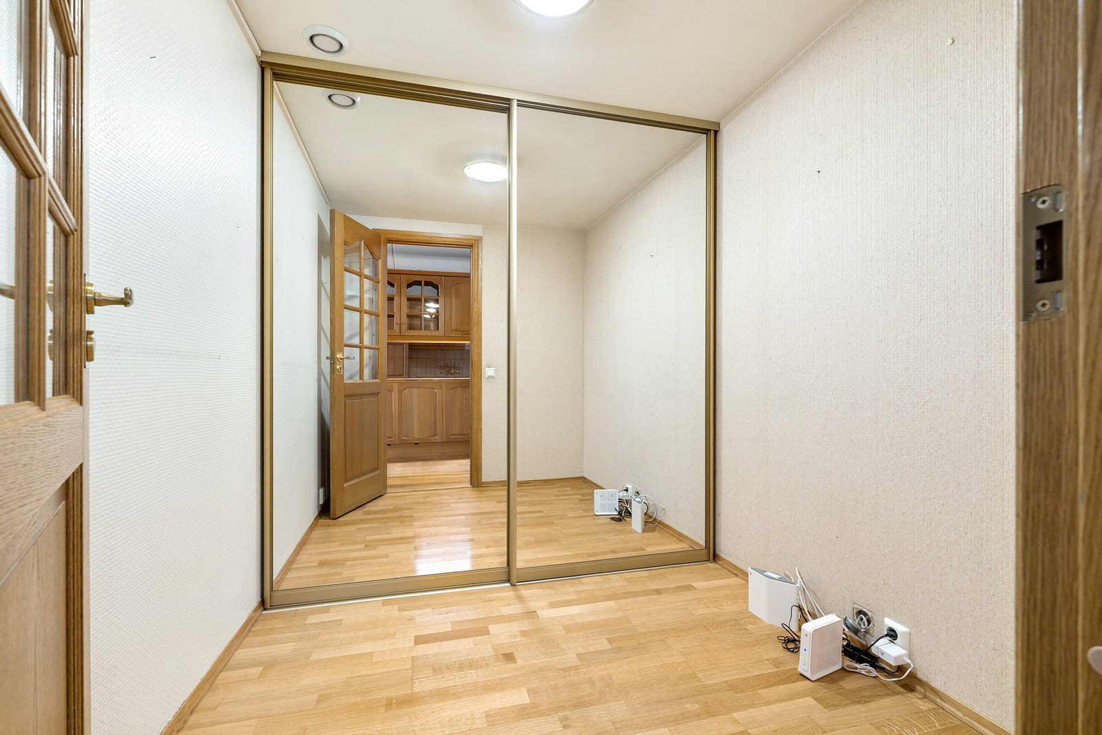 Garderoberom ved entréen som også kan benyttes som hjemmekontor eller ekstra oppbevaringsrom. Galleribilde