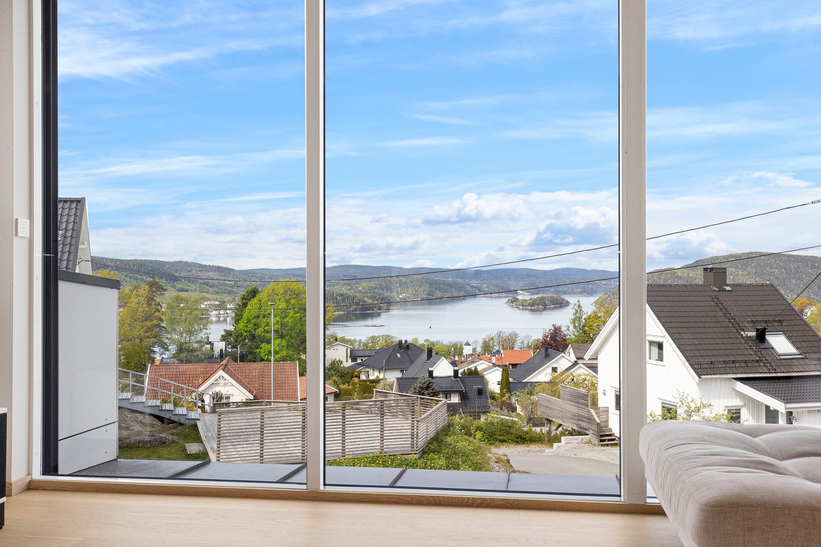 Vindusflatene gir et lyst miljø og åpner for utsikt mot fjorden. Galleribilde