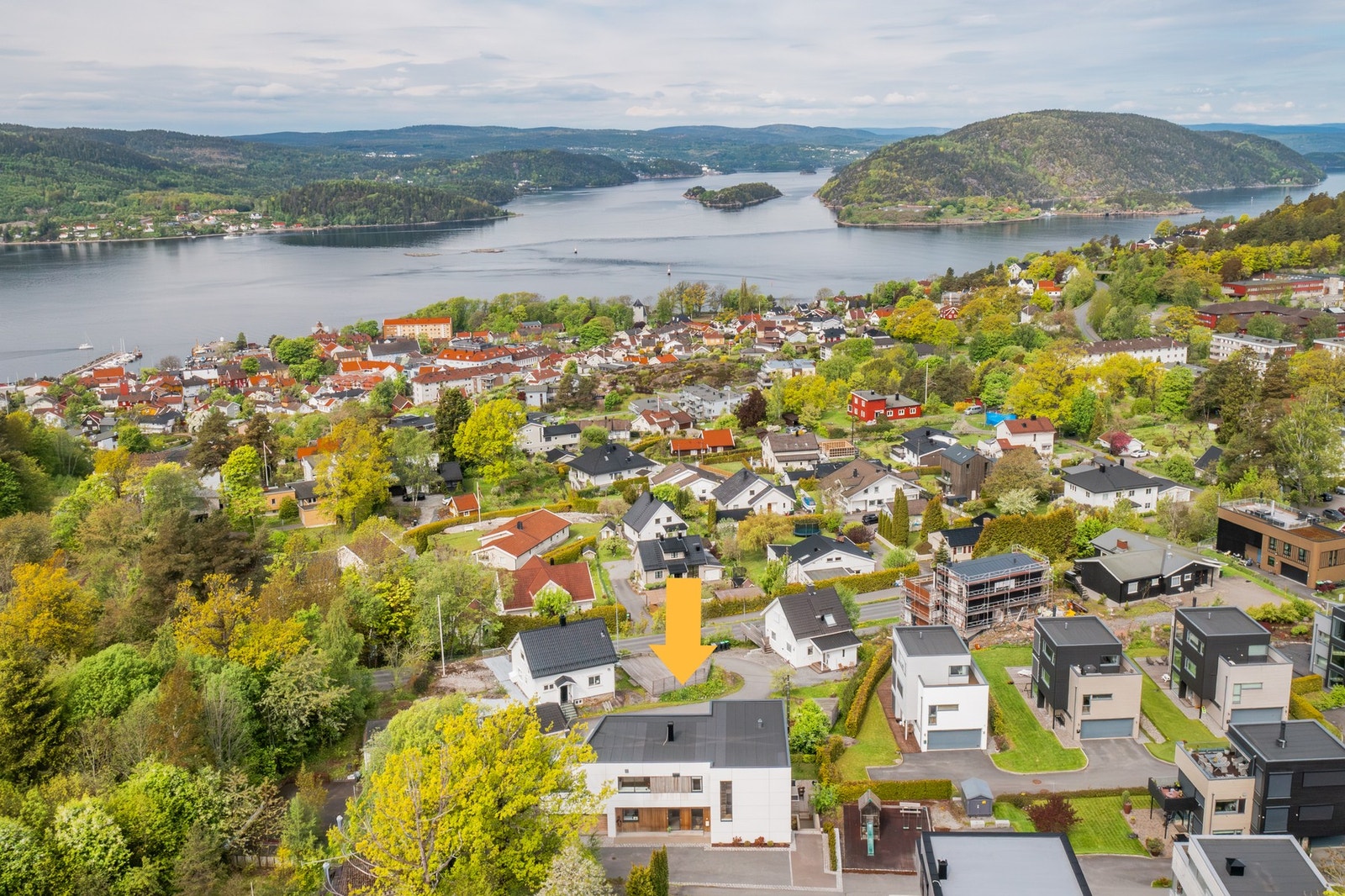 Eiendommen har skjermet beliggenhet innerst i blindvei med kort gåtid til Drøbak sentrum. Galleribilde