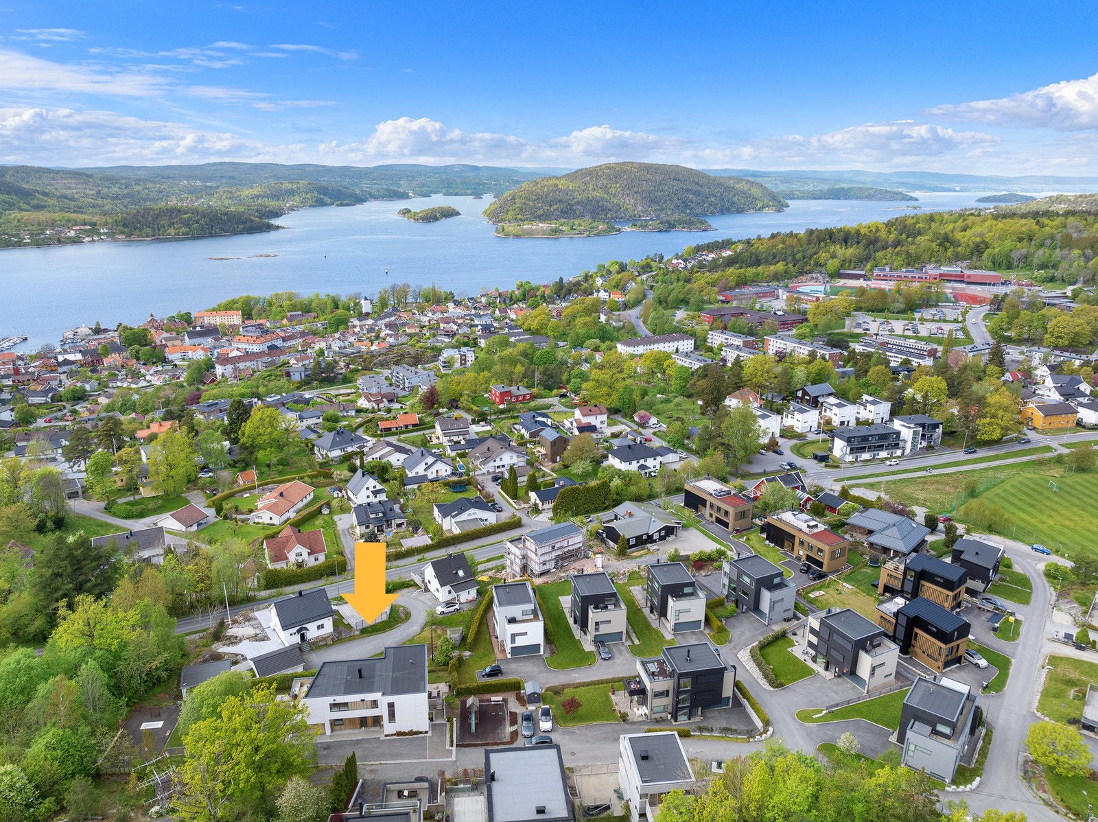 Dronefoto mot vest - skjermet beliggenhet innerst i blindvei med kort gåtid til Drøbak sentrum. Galleribilde