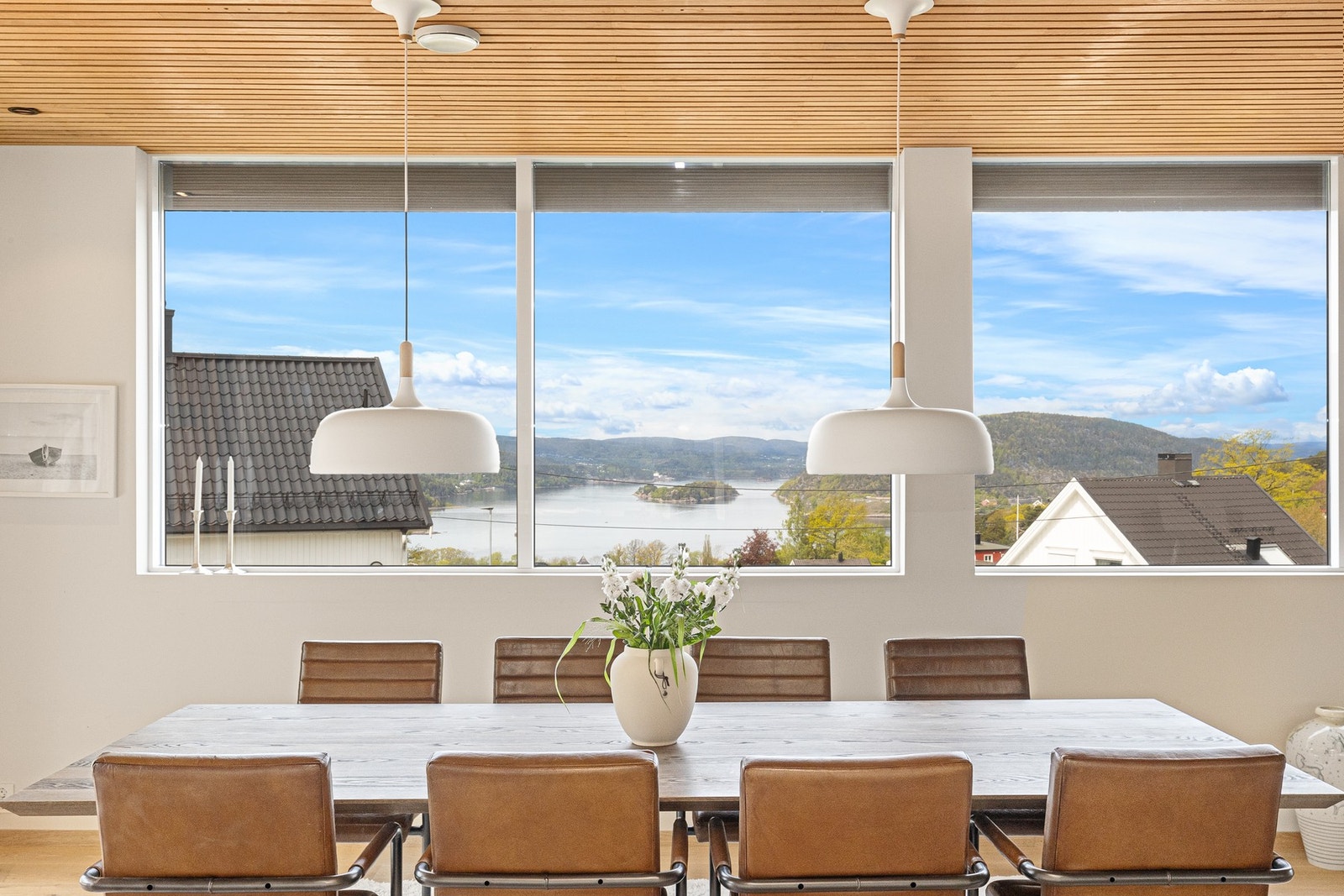 Vestfjorden nytes også fra kjøkkenet og spisestuen. Galleribilde