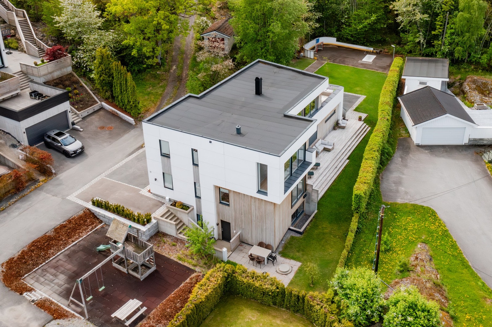 Lekeplass og ballbinge beliggende på hver sin side av eiendommen. Galleribilde