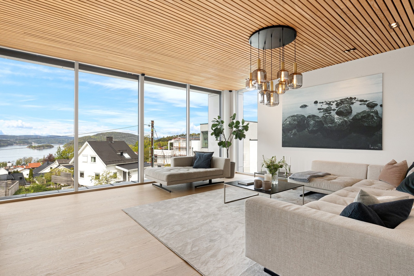 Lys og innbydende stuesone med god plass til flere møbleringsgrupper. Galleribilde