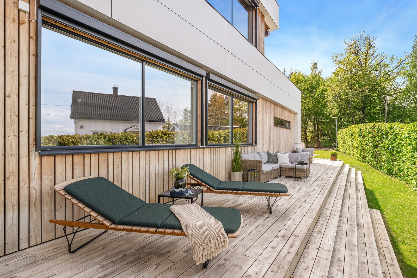 Gode soner for både sofalounge, sittegrupper og tilhørende hageområde. Galleribilde