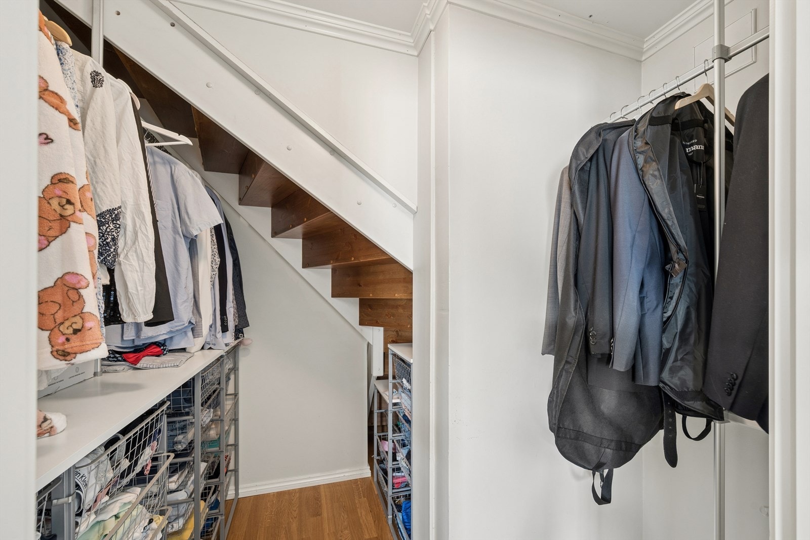 Walk-in closet med gode oppbevaringsmuligheter. Galleribilde