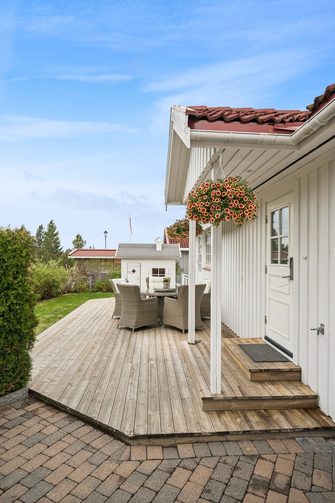 En av flere hyggelige uteplasser på eiendommen finner du like ved inngangspartiet og har tilgang fra gårdsplassen og fra stuen. Galleribilde