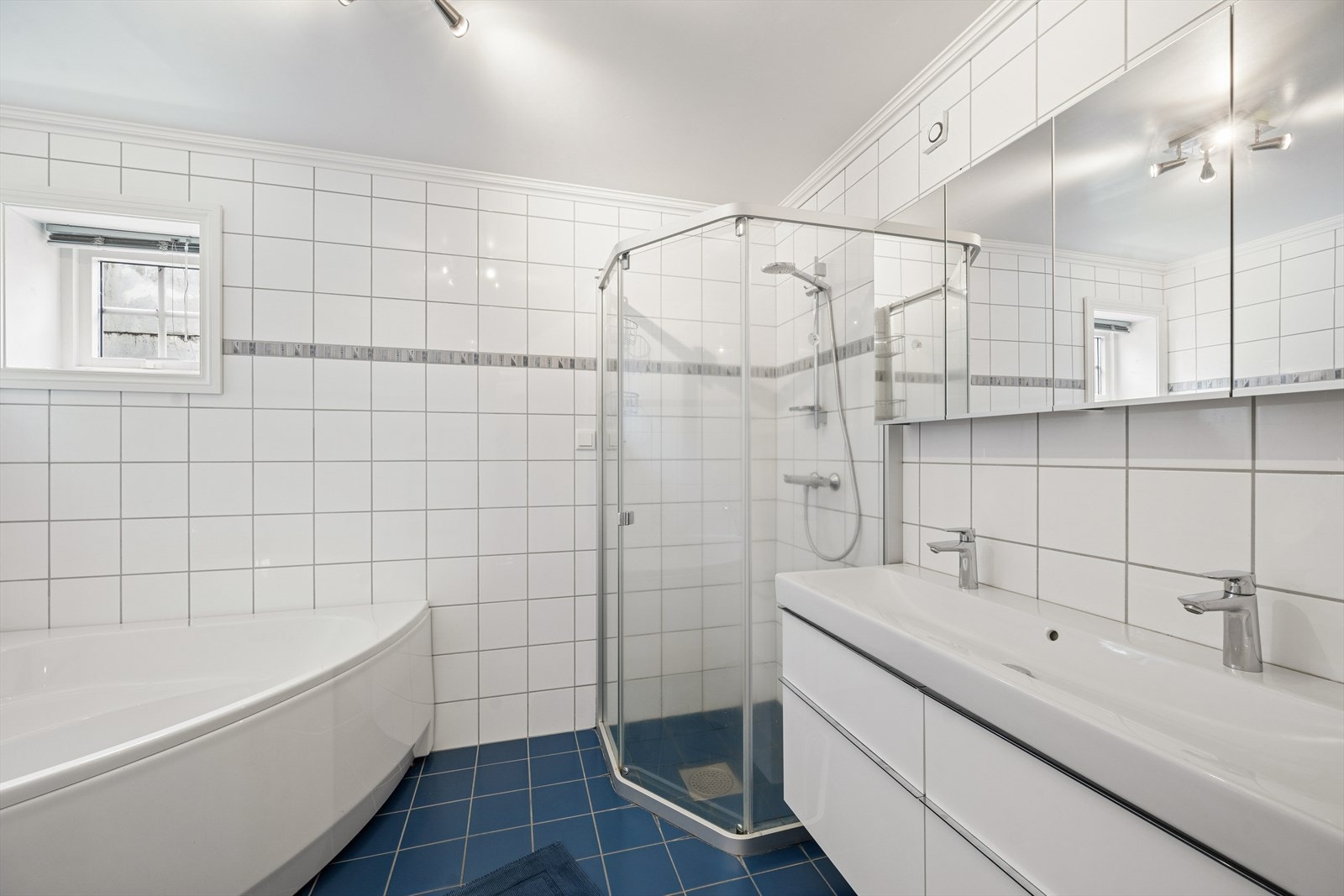 Badet i underetasjen er utstyrt med både dusjhjørne og badekar. Galleribilde