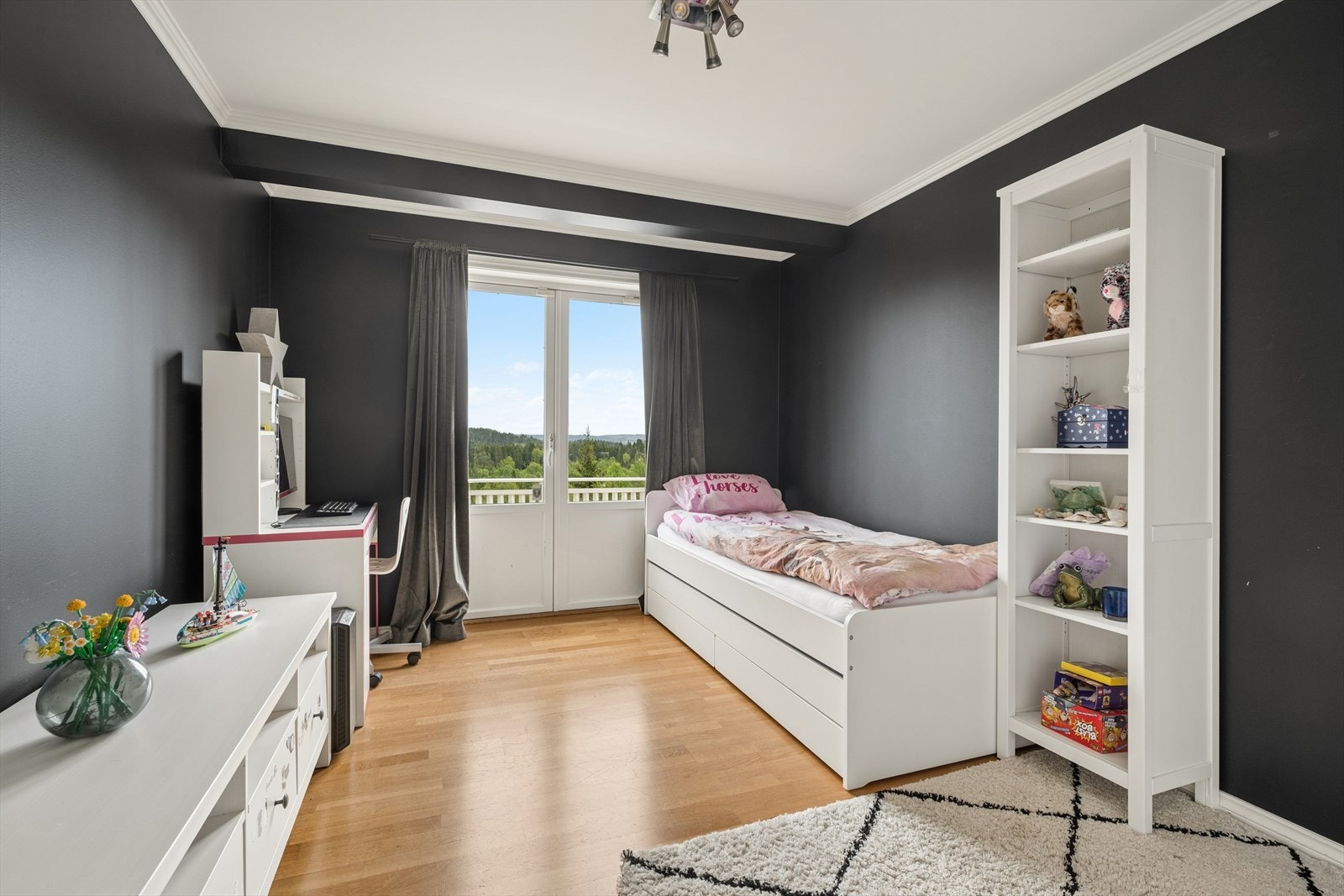 Dette soverommet har en tofløyet terrassedør med direkte utgang til hagen. Galleribilde