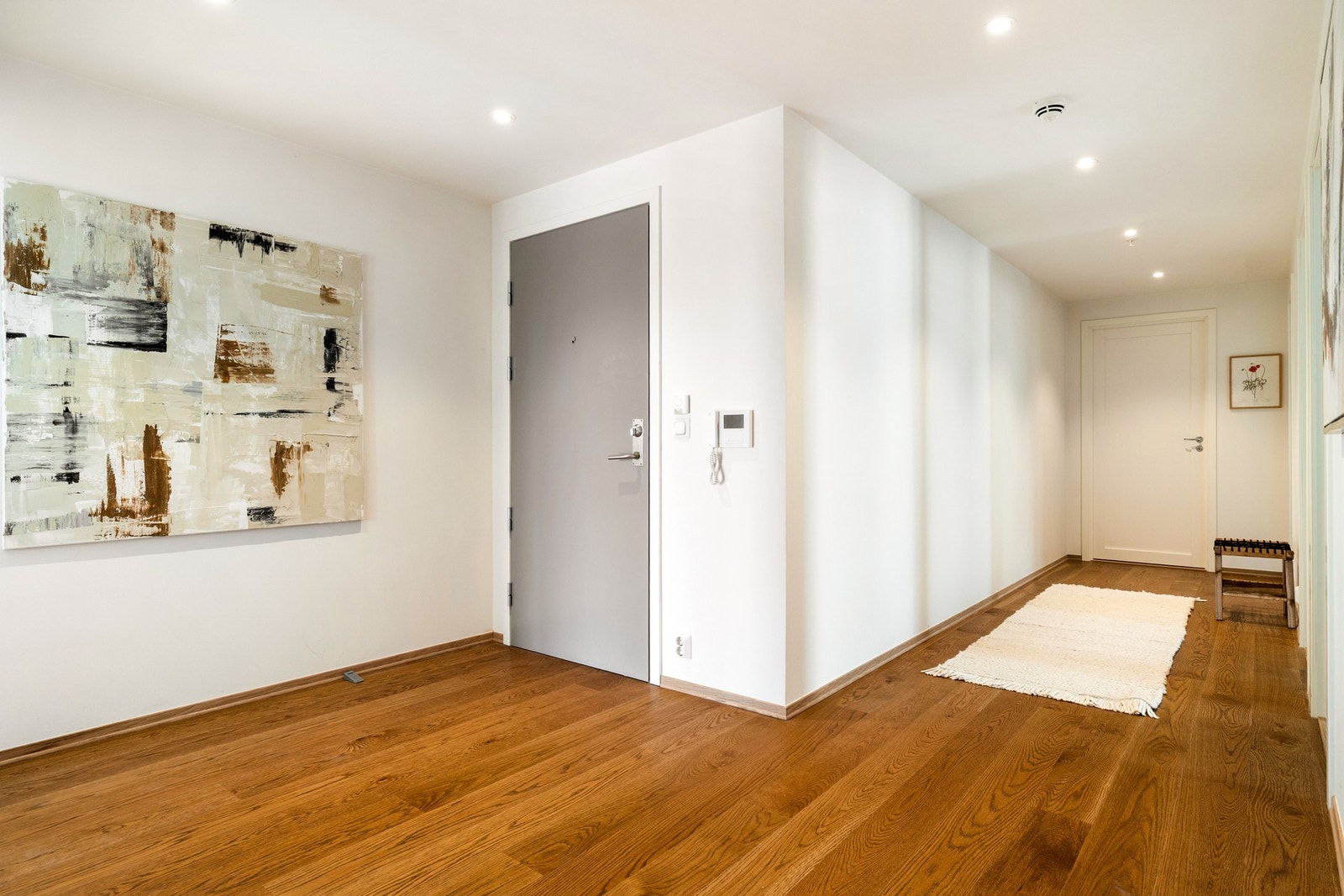 Leiligheten har en innbydende entré/gang med downlights og dørcalling Galleribilde