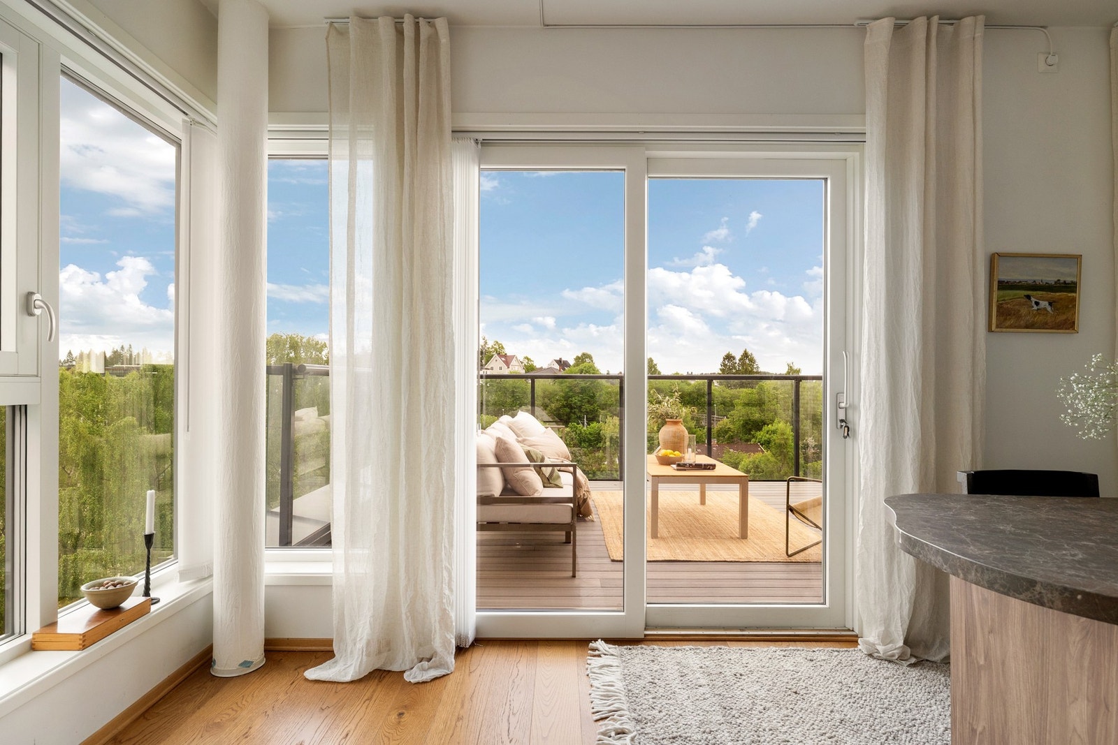 Store vindusflater slipper inn rikelig med naturlig lys Galleribilde
