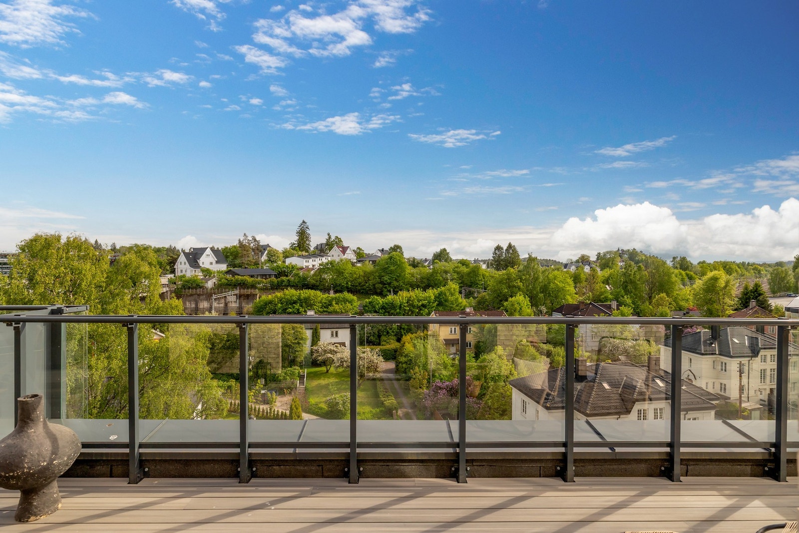 Fra stuen er det adkomst til leilighetens terrasse Galleribilde