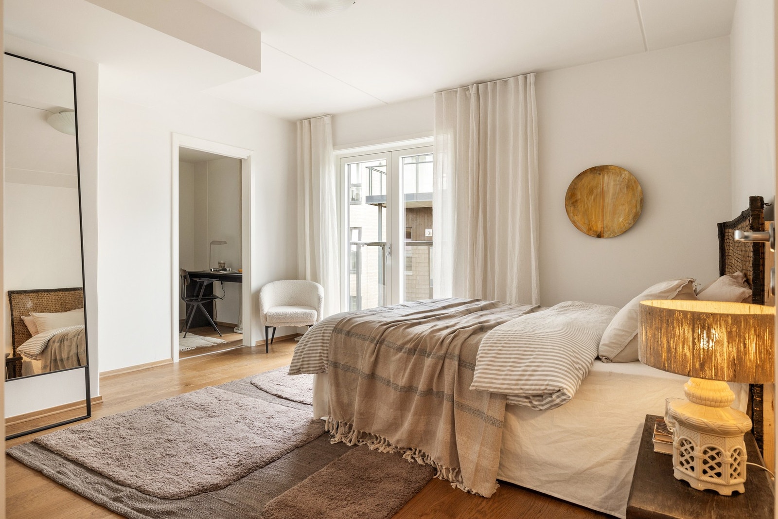Hovedsoverommet ligger i en komfortabel suiteløsning med direkte adkomst til gang/walk-in closet, eget bad og balkong Galleribilde