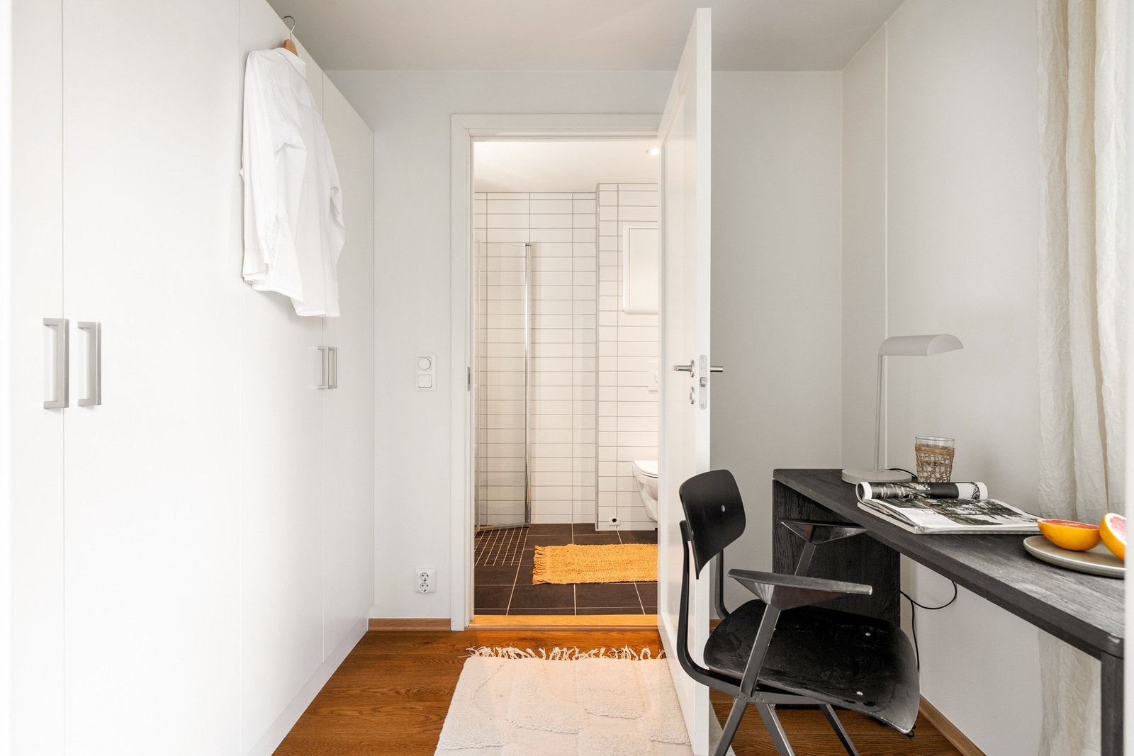 Ekstra lagring i gang/walk-in closet Galleribilde