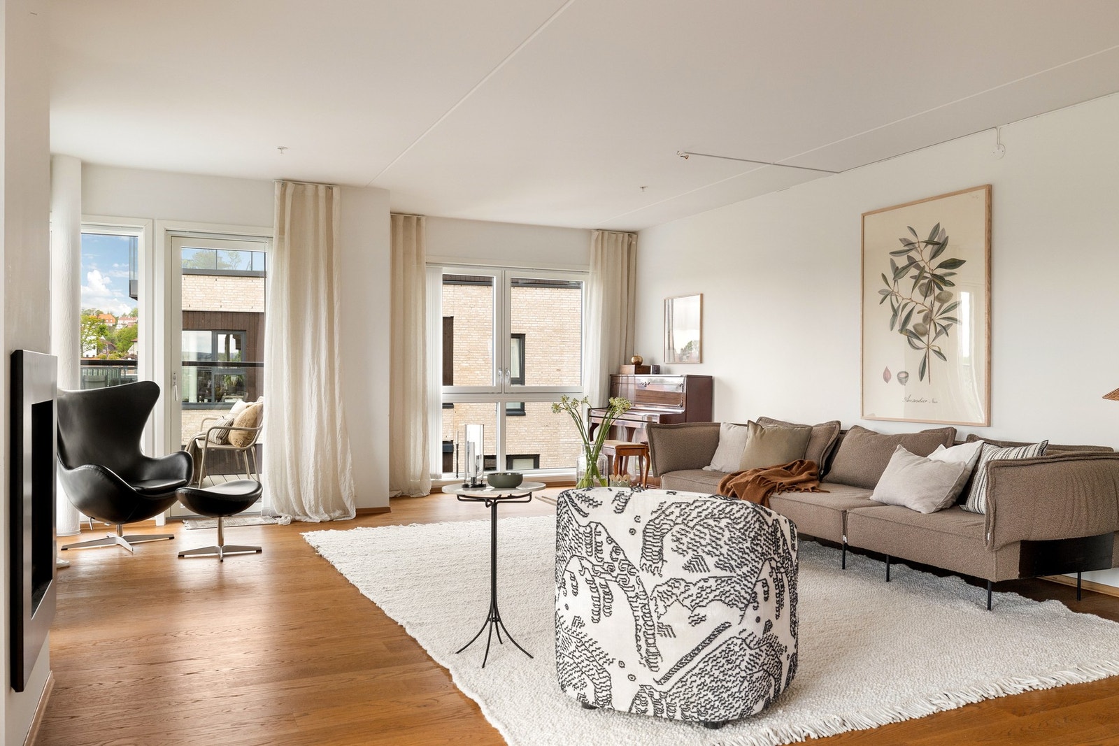 Her har du god plass til både sofagruppe og spisebord Galleribilde