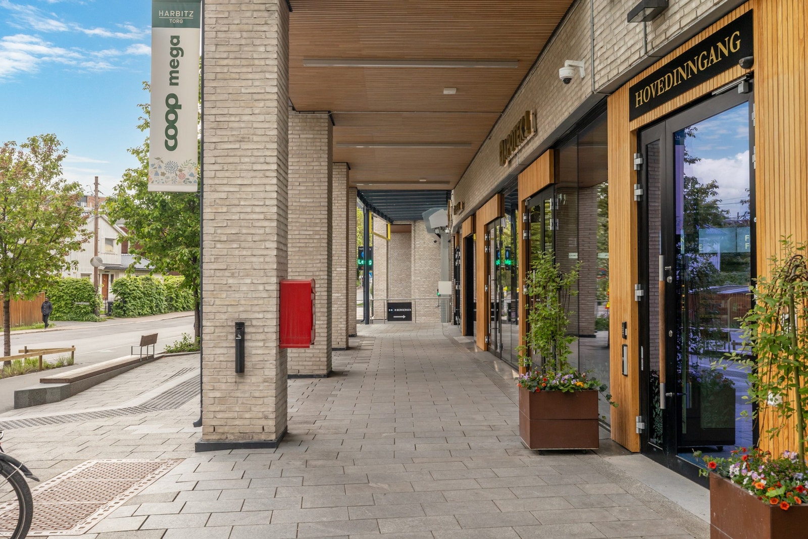 Fra leiligheten kan du kan gå tørrskodd innendørs til bla. Coop Mega og apotek Galleribilde