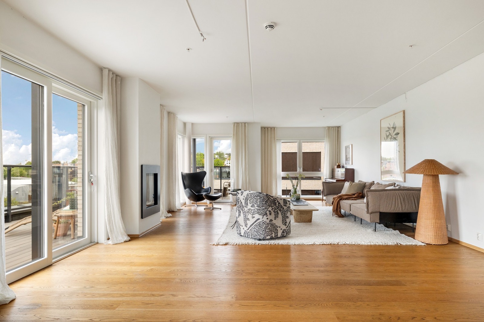 Stuen er et innbydende allrom med store vindusflater som slipper inn rikelig med naturlig lys Galleribilde