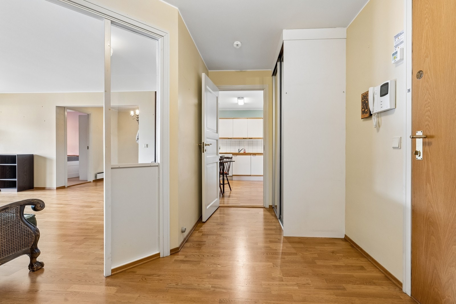 Fra entrén har man tilgang til stue, kjøkken og badet. Det er også en større innebod. Galleribilde