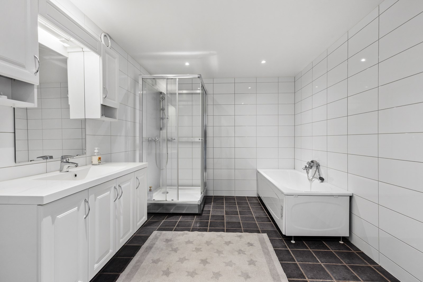Hovedbadet er flislagt og utstyrt med både dusjkabinett og badekar. Galleribilde
