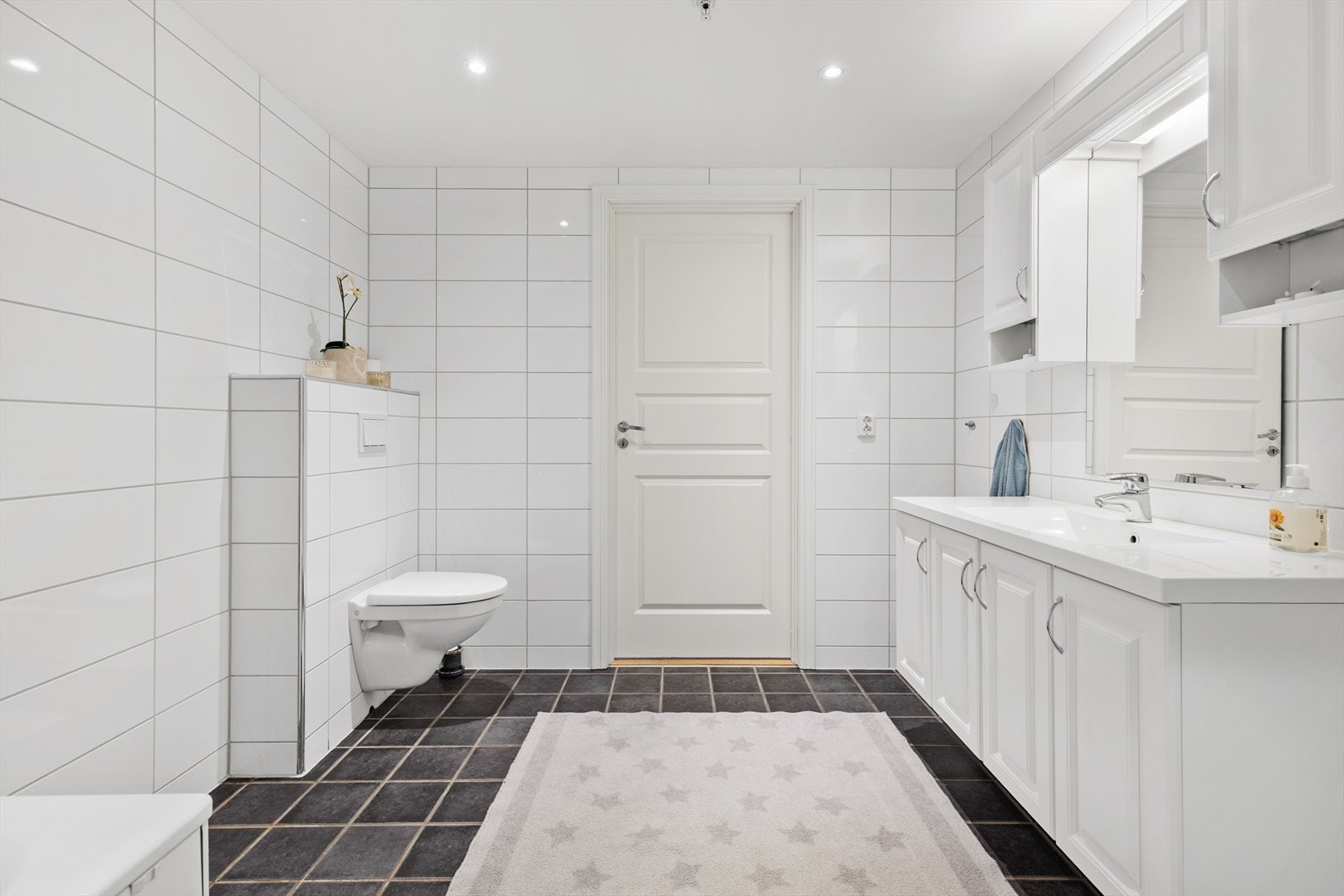 Badet har elektriske varmekabler i gulvet og veggmontert toalett. Galleribilde
