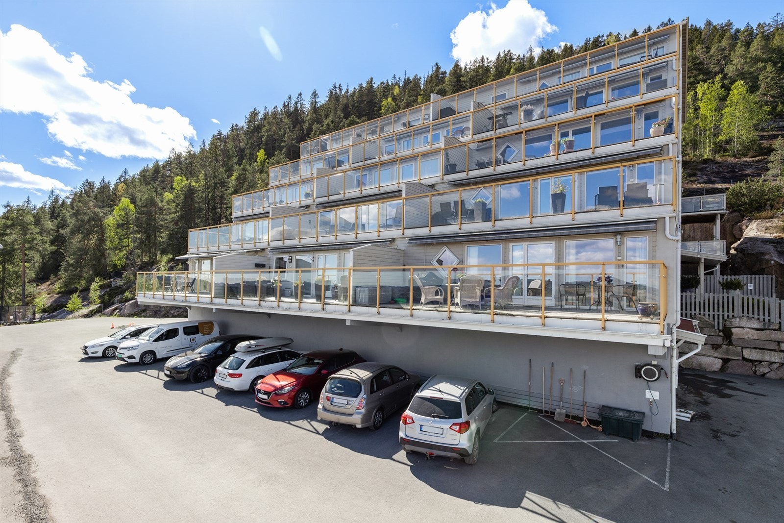 Bygget er fra 2015 og Sameiet Sønderhellene 10 består av 19 leiligheter. Galleribilde