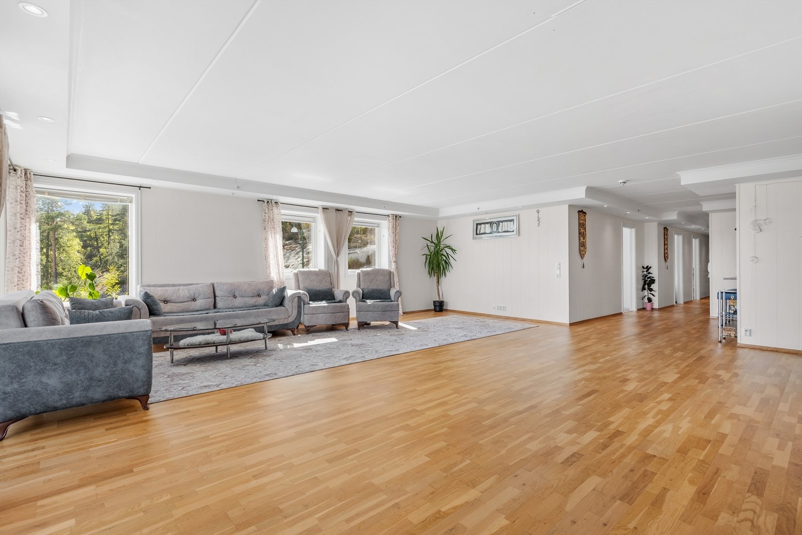 Gjennomgående parkett og malte veggplater gir et lyst og helhetlig inntrykk. Galleribilde