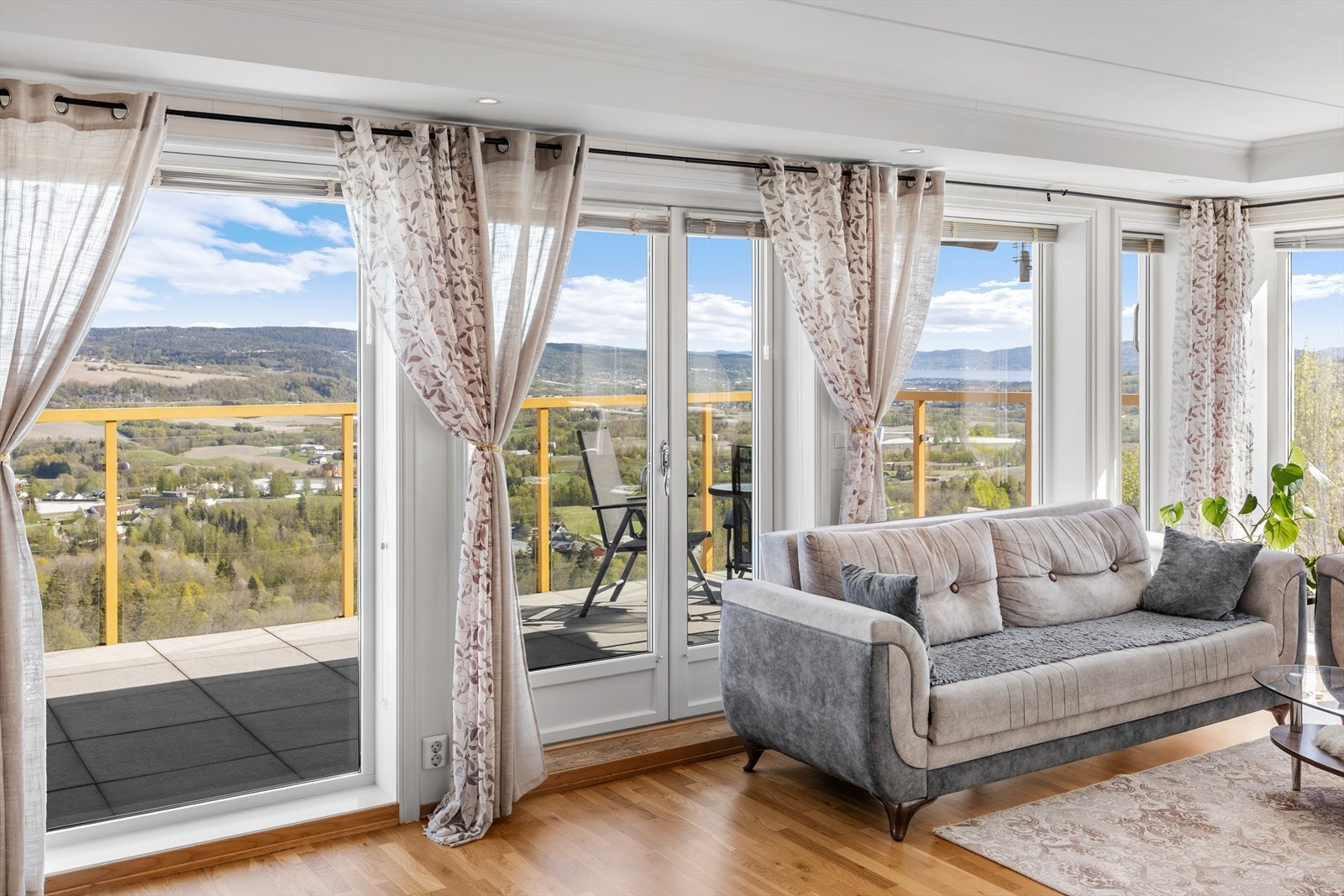 Store vindusflater og terrassedør i glass slipper inn rikelig med dagslys. Galleribilde
